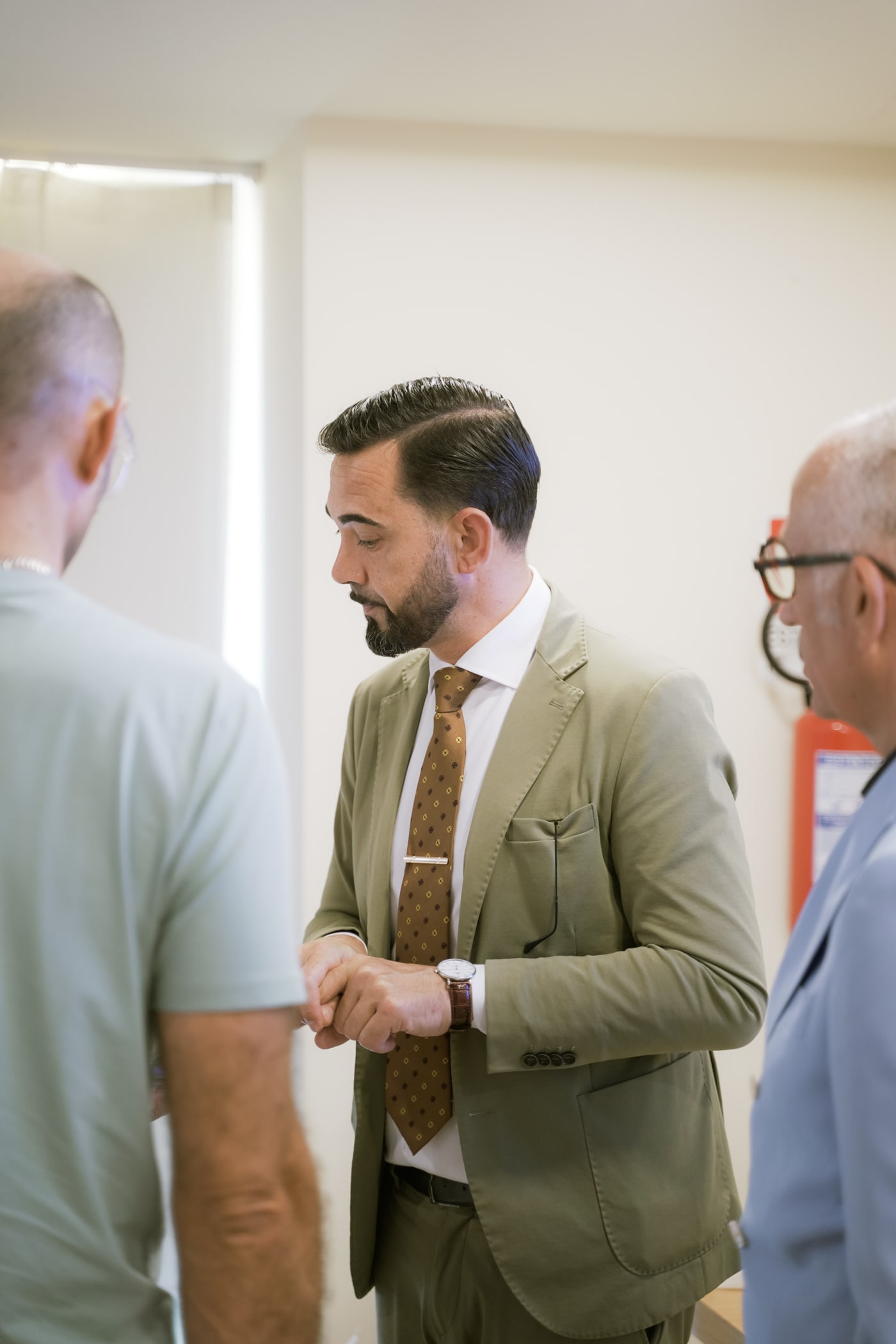 Alessandro Spataro ascolta durante un incontro