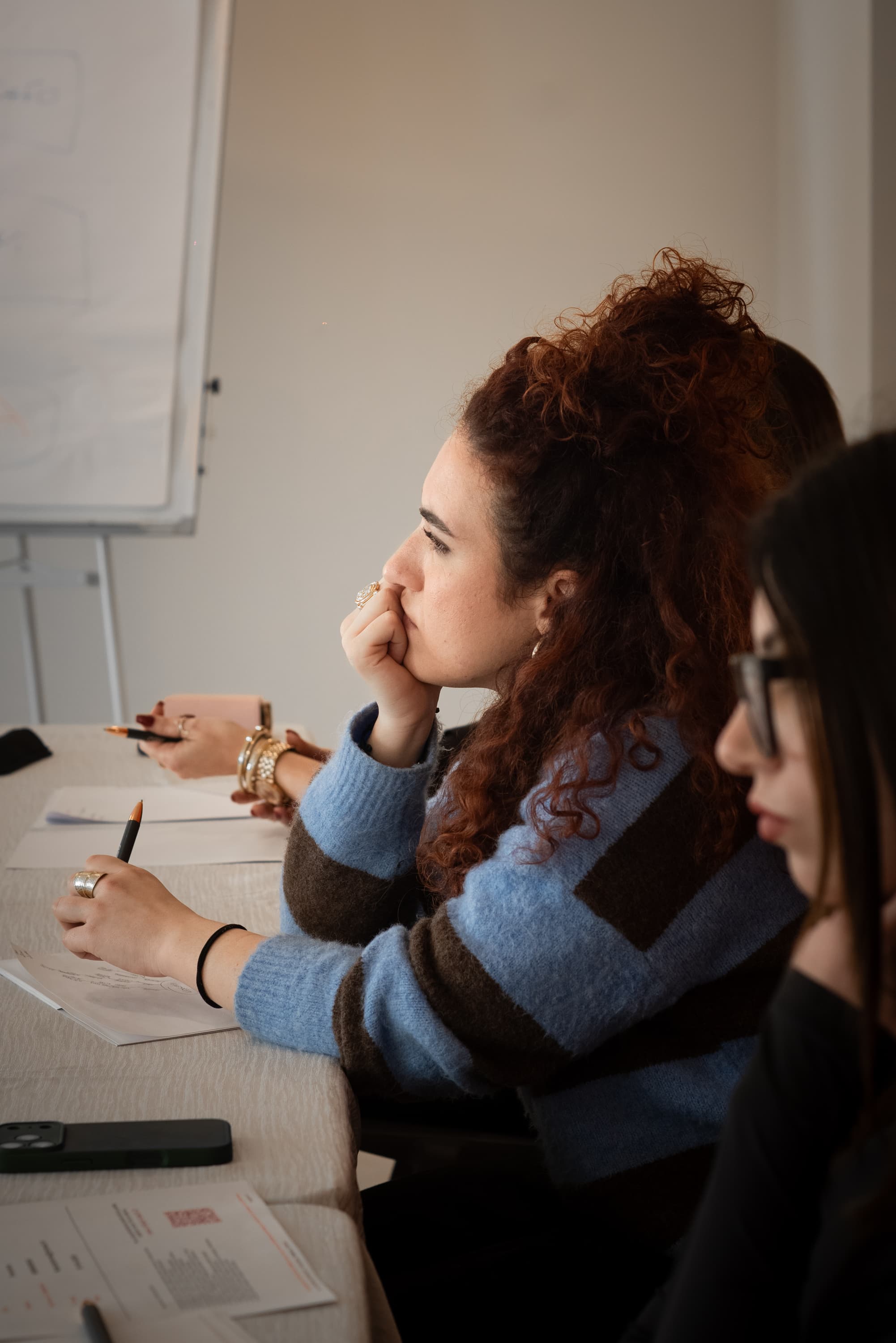 Un'imprenditrice prende appunti durante una giornata in aula