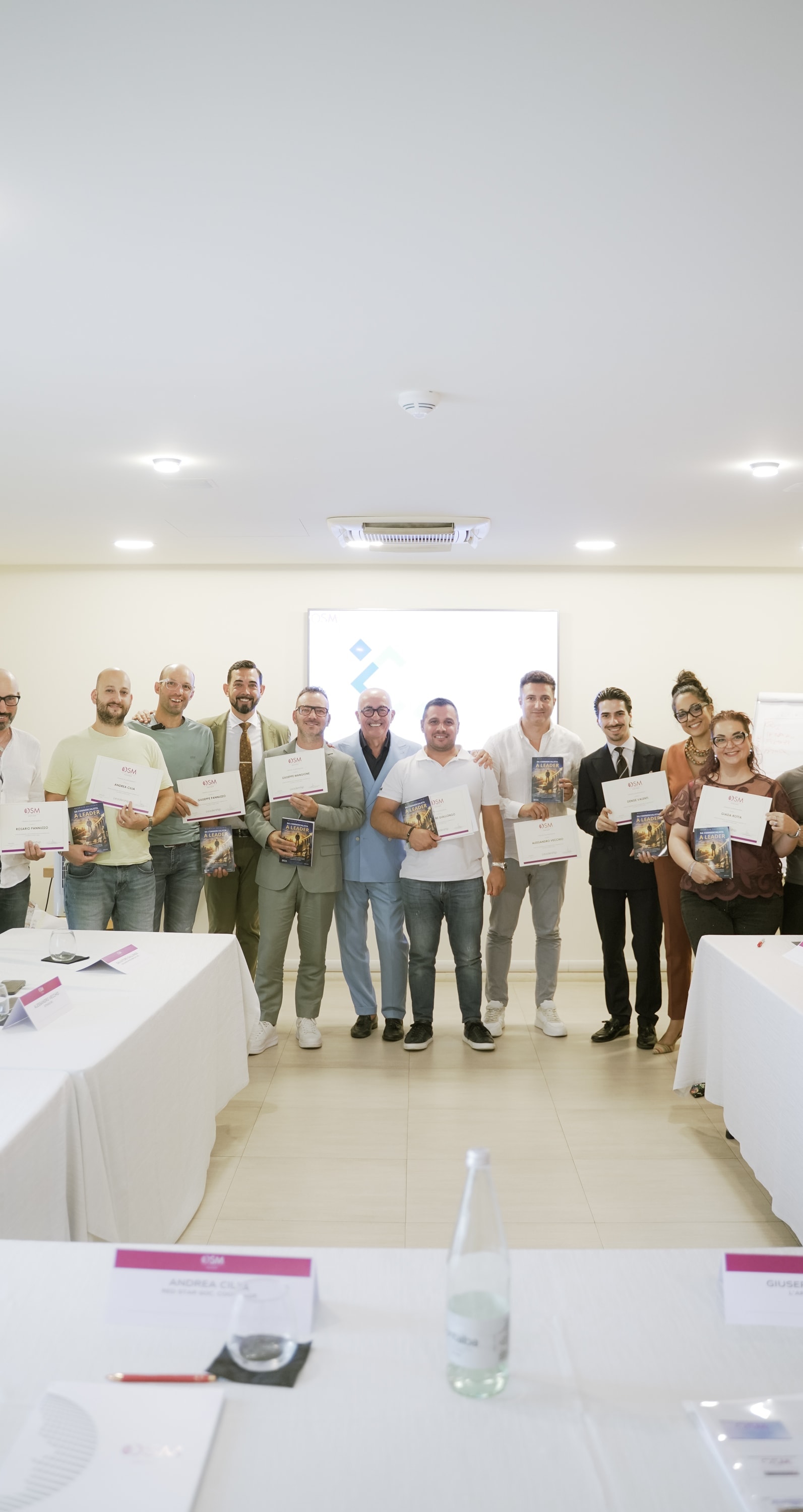 Il gruppo di imprenditori con l'attestato al termine del percorso in aula
