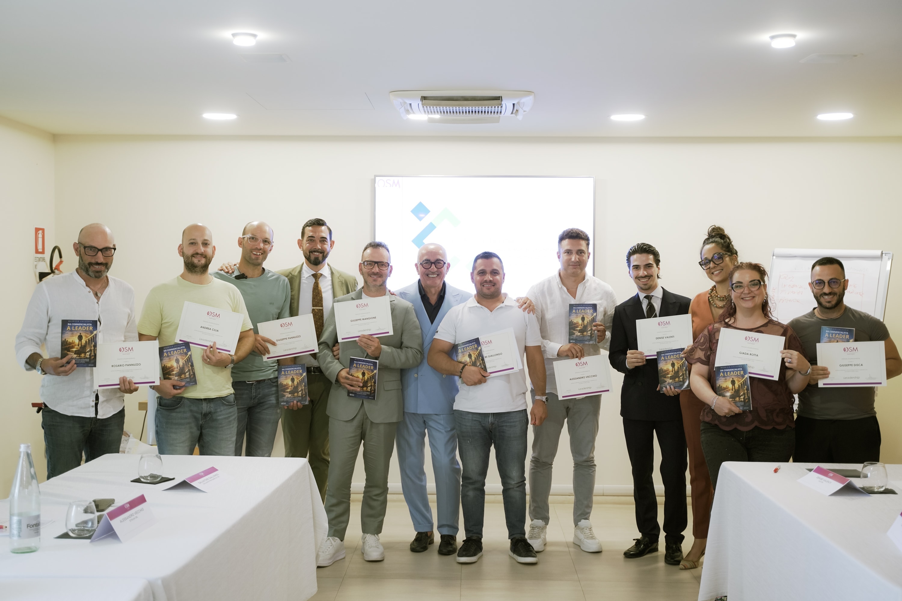 Il gruppo di imprenditori con l'attestato al termine del percorso in aula