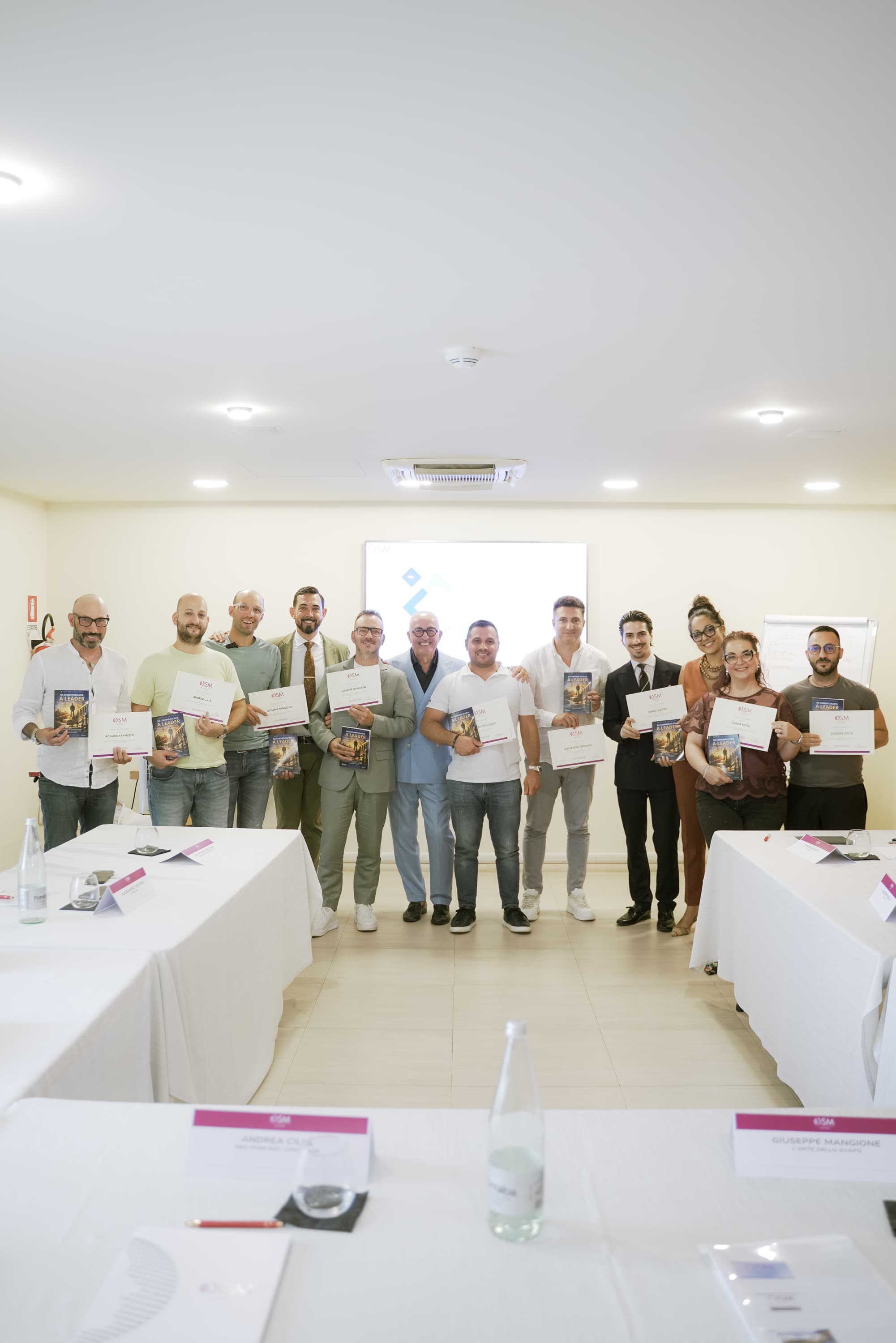 Il gruppo di imprenditori con l'attestato al termine del percorso in aula