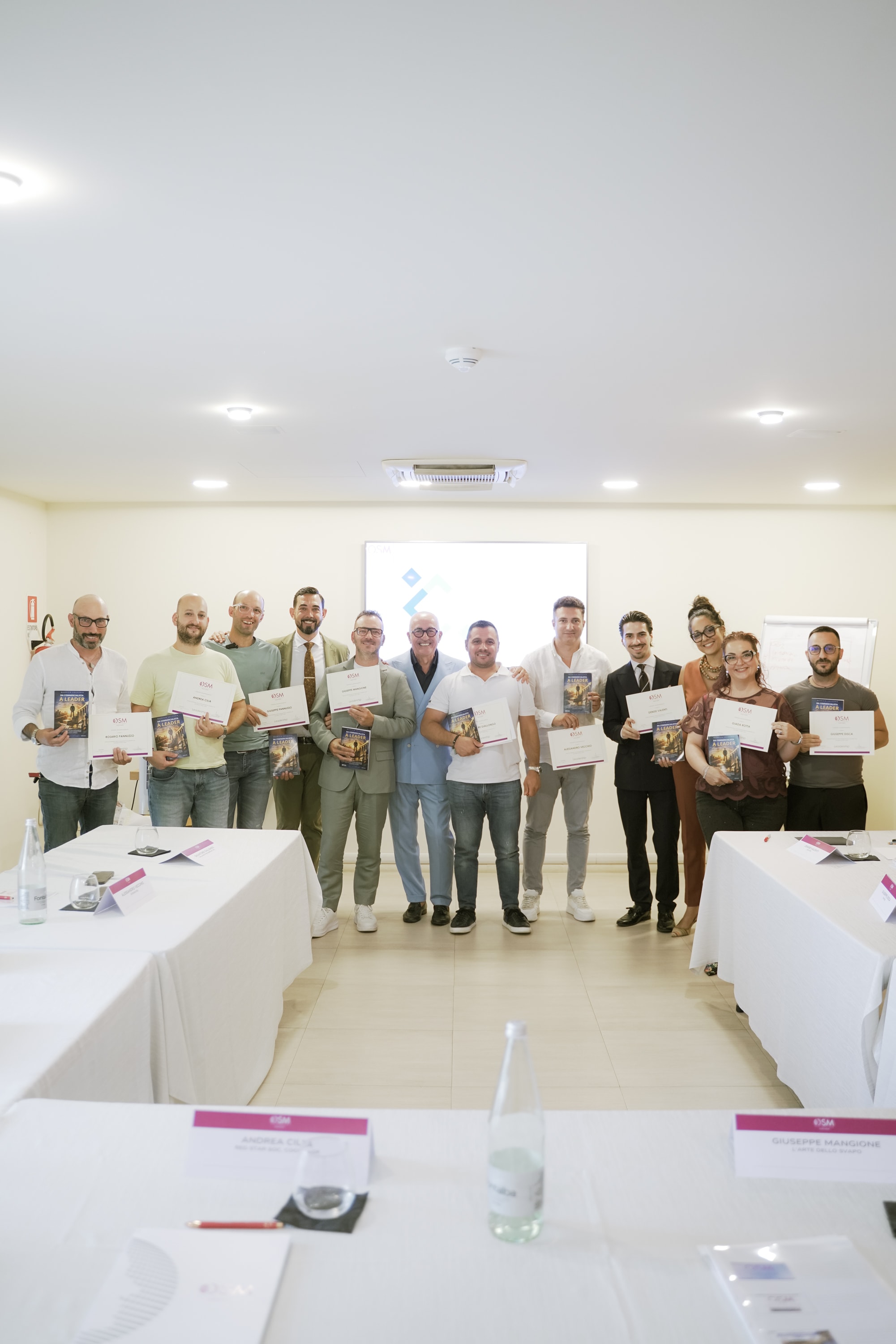 Gli imprenditori di una classe Business Lab con l'attestato al termine del percorso