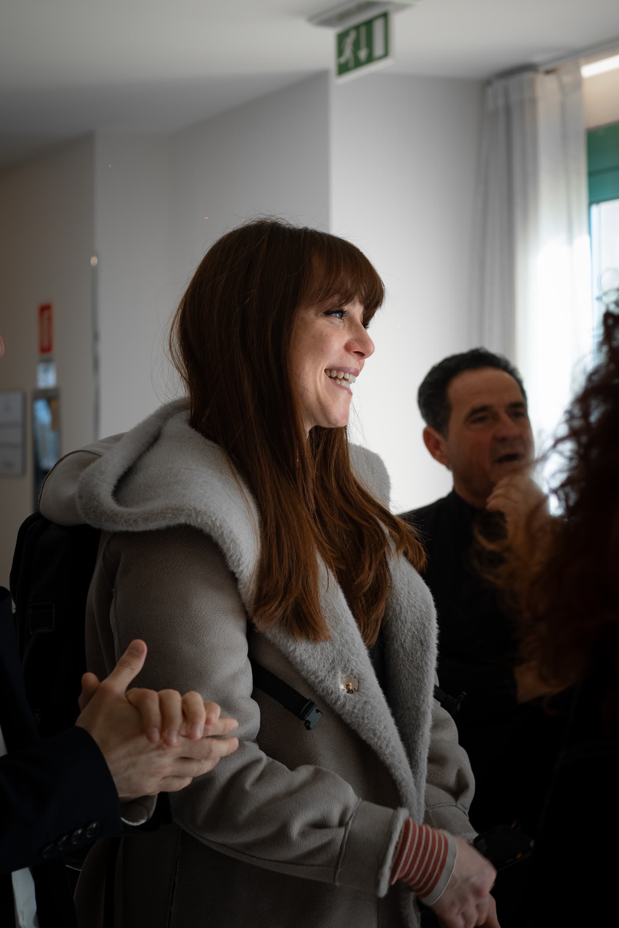 Un'imprenditrice sorride durante un momento di confronto in aula