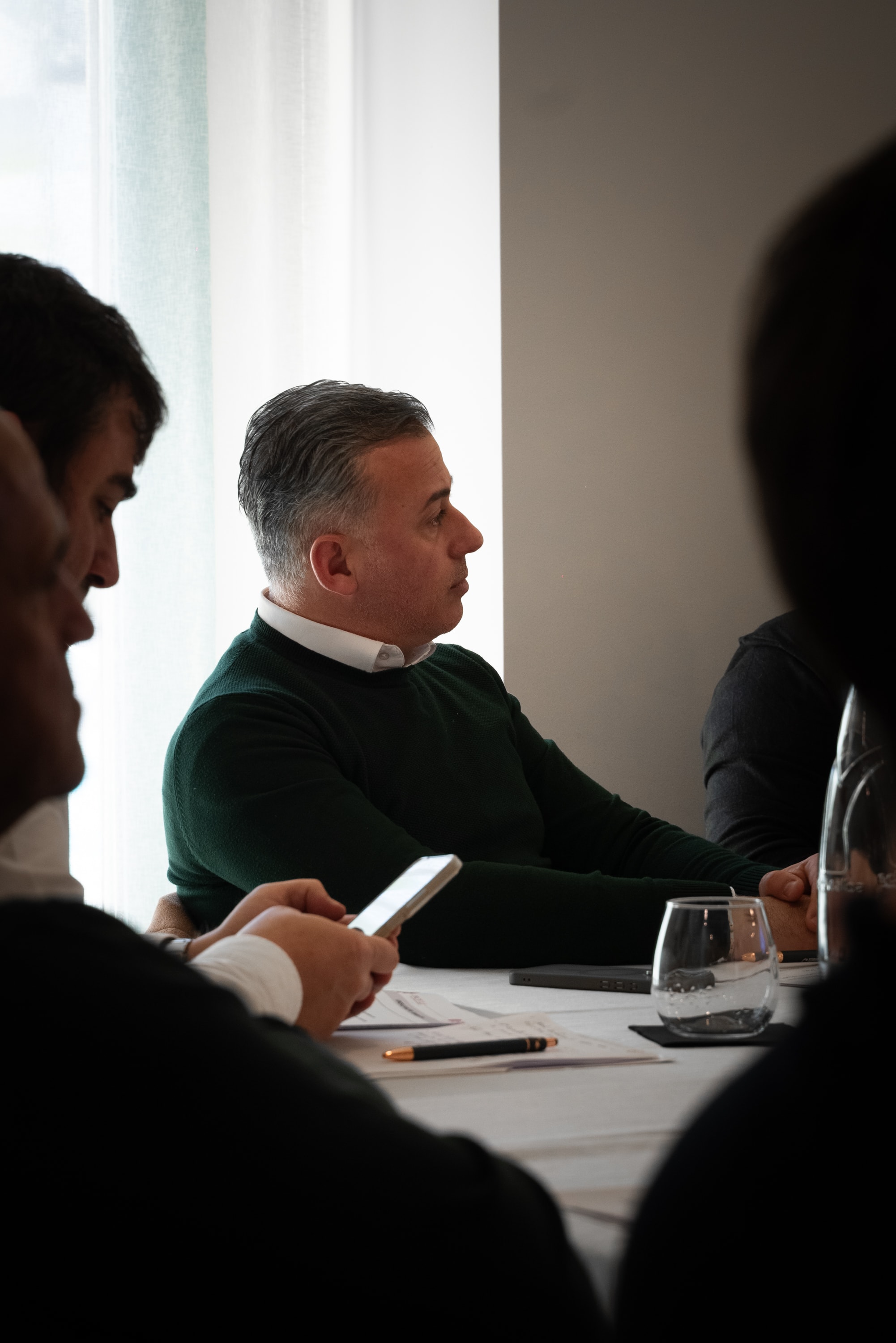 Un imprenditore ascolta durante la prima consulenza in azienda