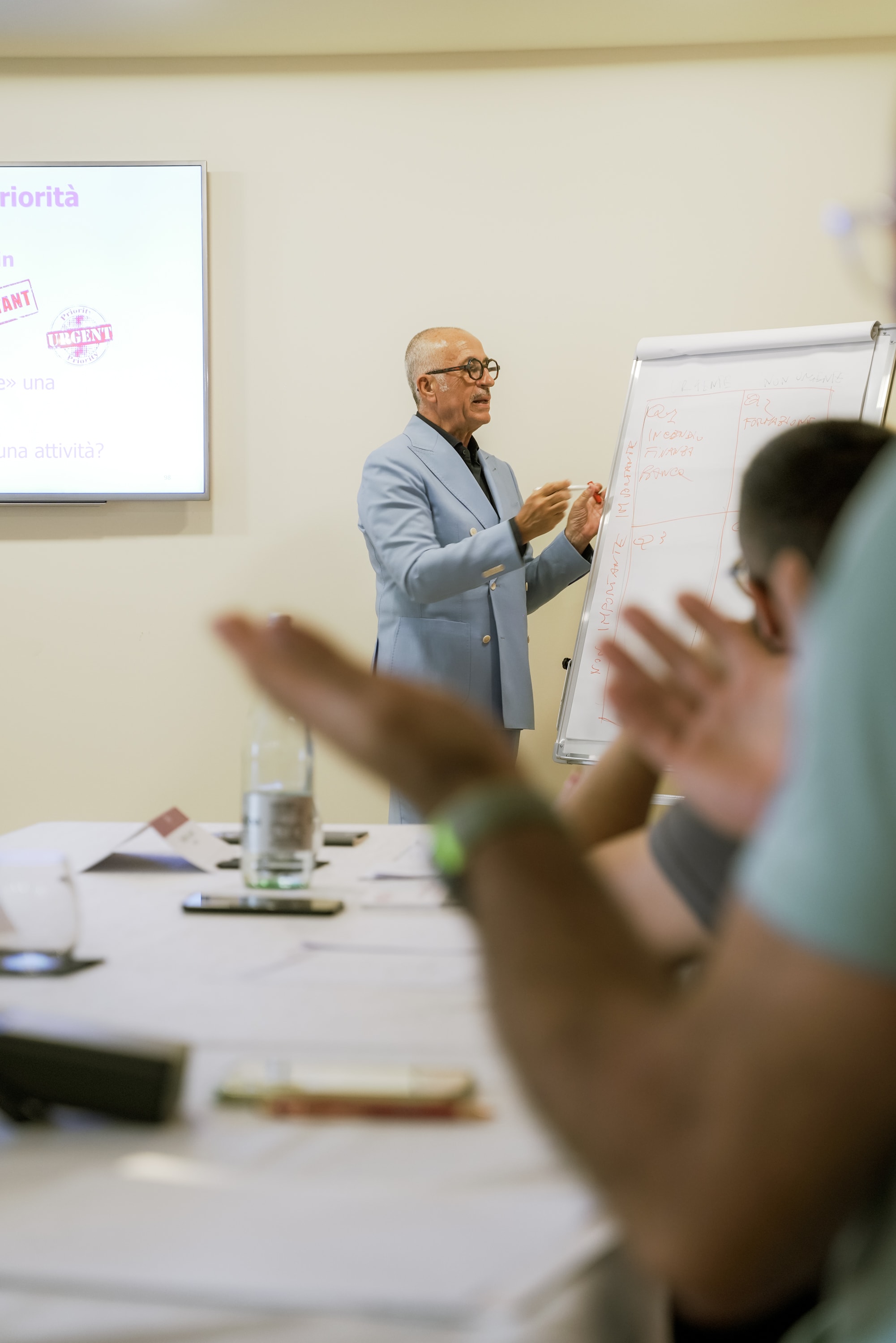 Confronto tra consulente e imprenditore durante un incontro mensile